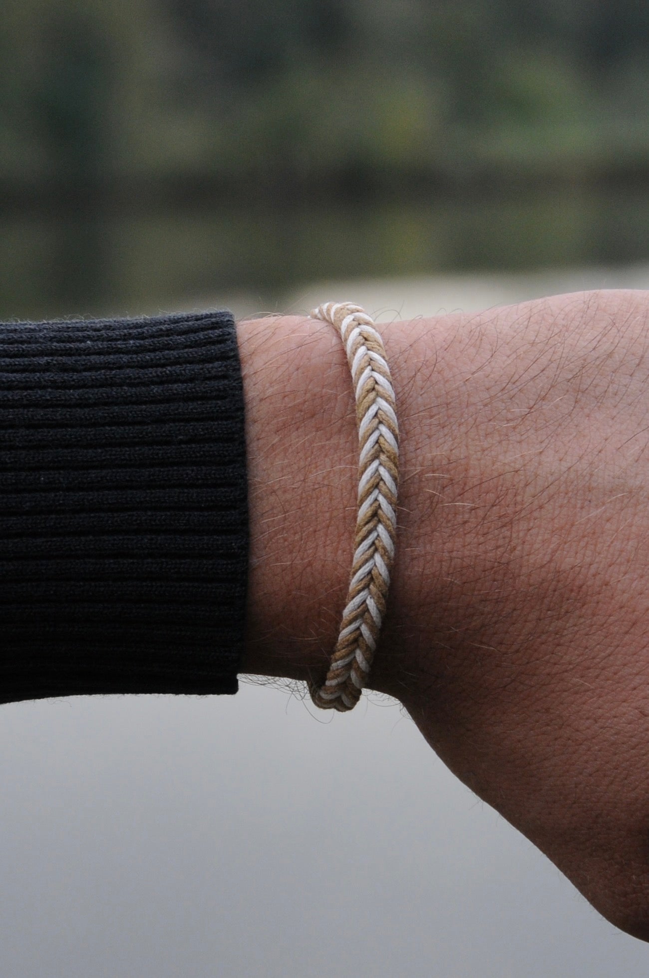 Bracelet pour homme Acacia : cordes tressées beige et blanc, finitions bleu marine. Bracelet ajustable grâce à sa fermeture coulissante. Bracelet tendance et à prix abordable. Idée cadeau homme idéale. Sauvage Bracelets