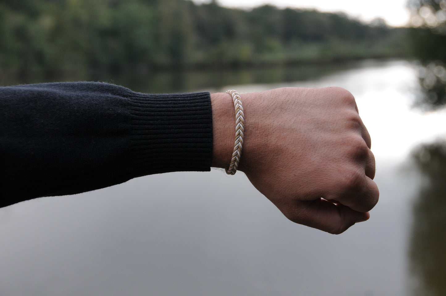 Bracelet pour homme Acacia : cordes tressées beige et blanc, finitions bleu marine. Bracelet ajustable grâce à sa fermeture coulissante. Bracelet tendance et à prix abordable. Idée cadeau homme idéale. Sauvage Bracelets