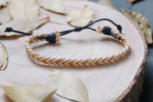 Bracelet pour homme Acacia : cordes tressées beige et blanc, finitions bleu marine. Bracelet ajustable grâce à sa fermeture coulissante. Bracelet tendance et à prix abordable. Idée cadeau homme idéale. Sauvage Bracelets