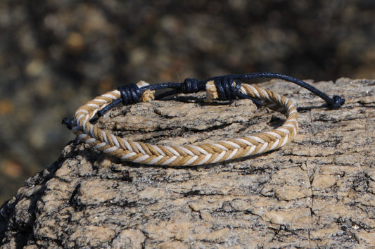 Bracelet pour homme Acacia : cordes tressées beige et blanc, finitions bleu marine. Bracelet ajustable grâce à sa fermeture coulissante. Bracelet tendance et à prix abordable. Idée cadeau homme idéale. Sauvage Bracelets
